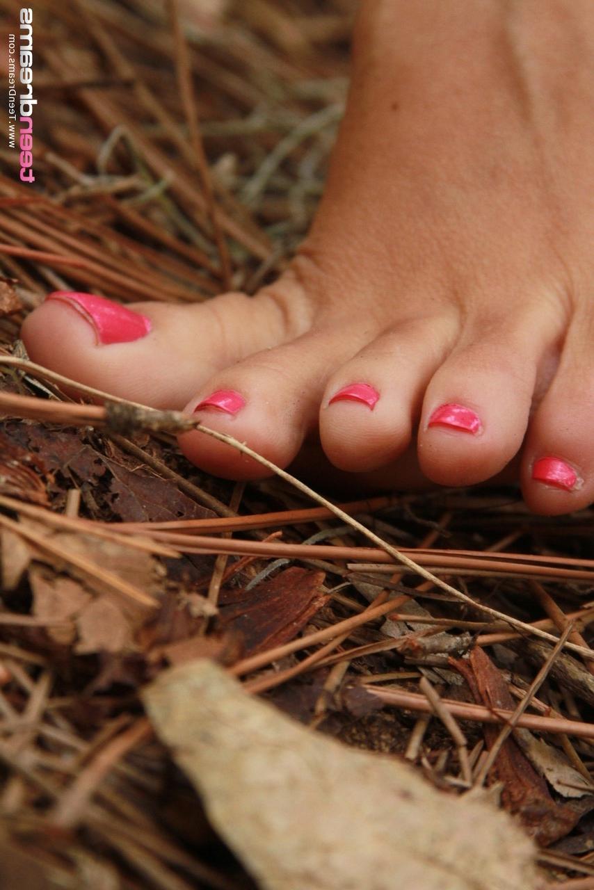 20P As adolescentes amadoras fofas Gia e Layla limpam os pés e dedos dos pés sensuais uma da outra lá fora