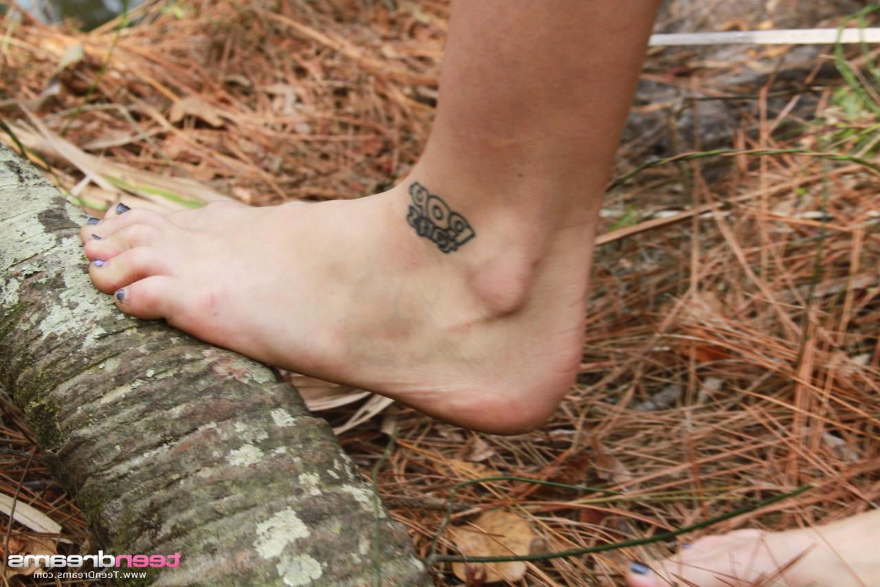 20P As adolescentes amadoras fofas Gia e Layla limpam os pés e dedos dos pés sensuais uma da outra lá fora