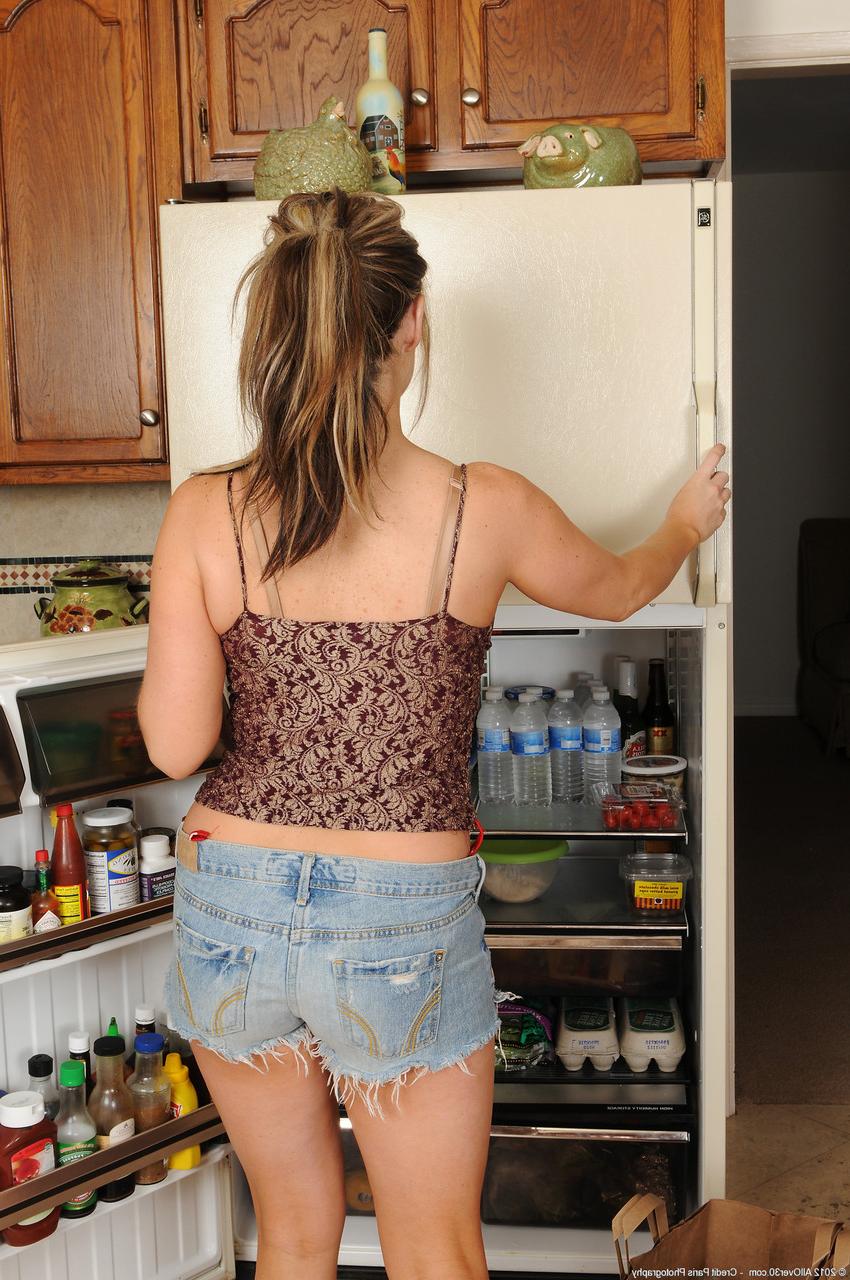 20P A dona de casa loira Carolyn Reese tira a roupa na cozinha e mostra seus peitos grandes