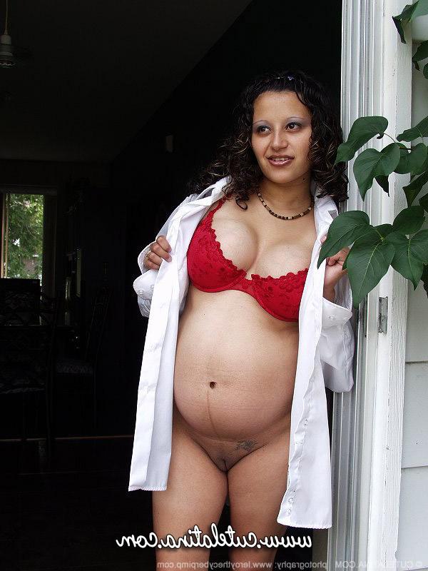 15P Une Latina enceinte affiche également son ventre et son vagin gonflés.