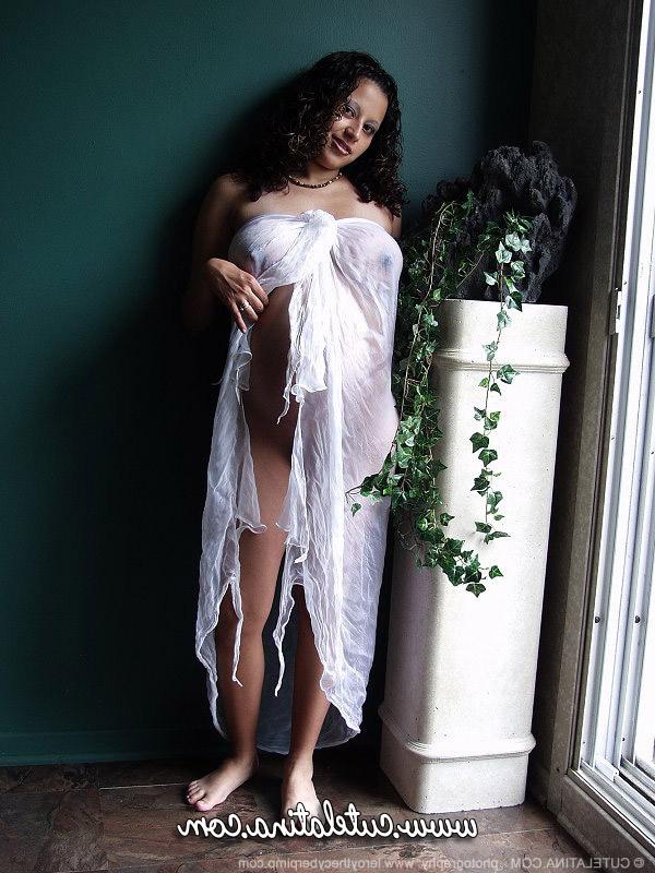 15P Une Latina enceinte affiche également son ventre et son vagin gonflés.
