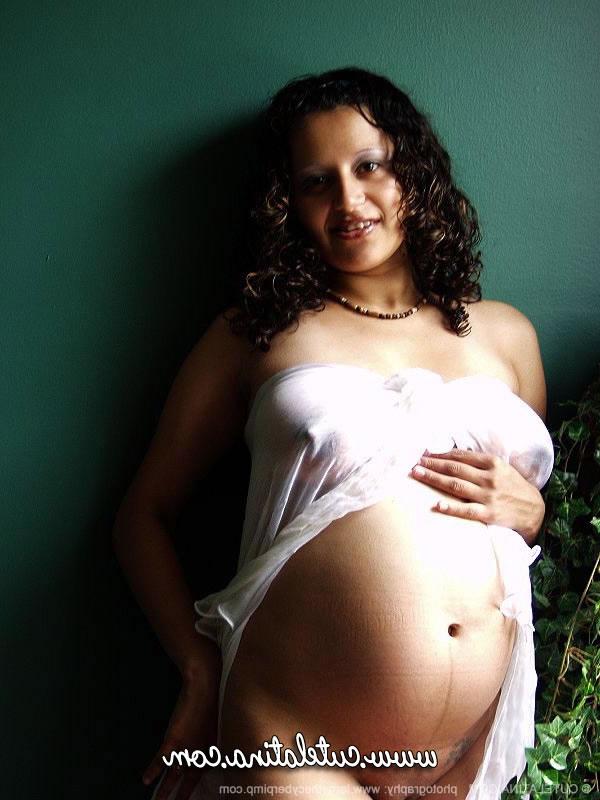 15P Une Latina enceinte affiche également son ventre et son vagin gonflés.