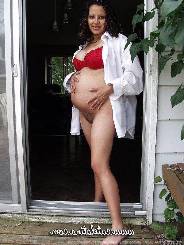 15P Une Latina enceinte affiche également son ventre et son vagin gonflés.