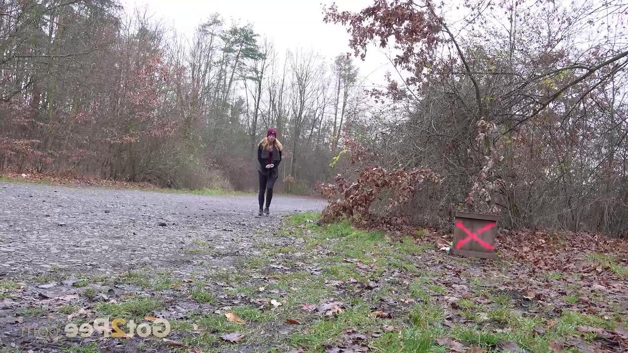 15P Chrissy Fox pulls down her leggings to pee behind bushes on a chilly day