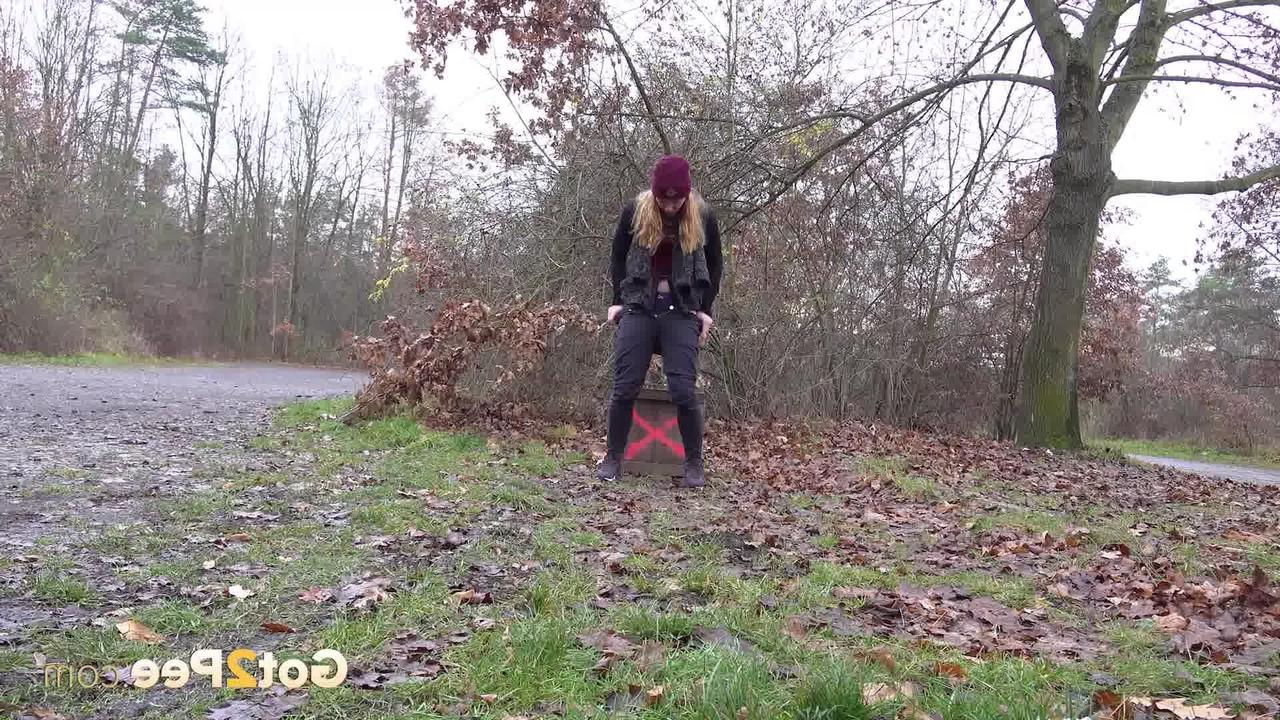 15P Chrissy Fox pulls down her leggings to pee behind bushes on a chilly day