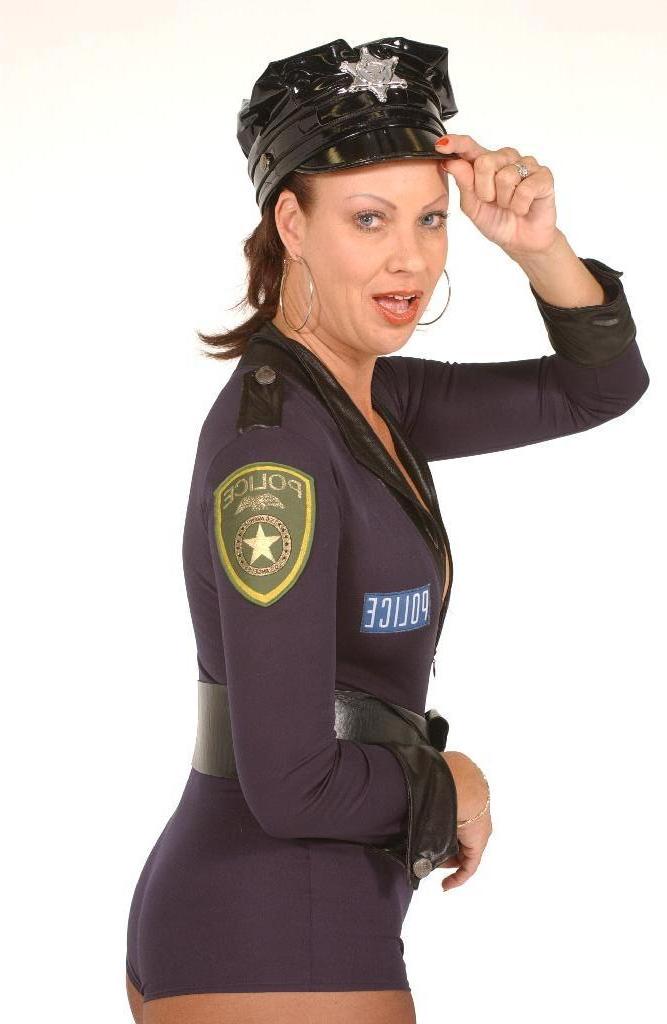 18P La policière Vanessa Videl libère ses jolis seins de son uniforme.
