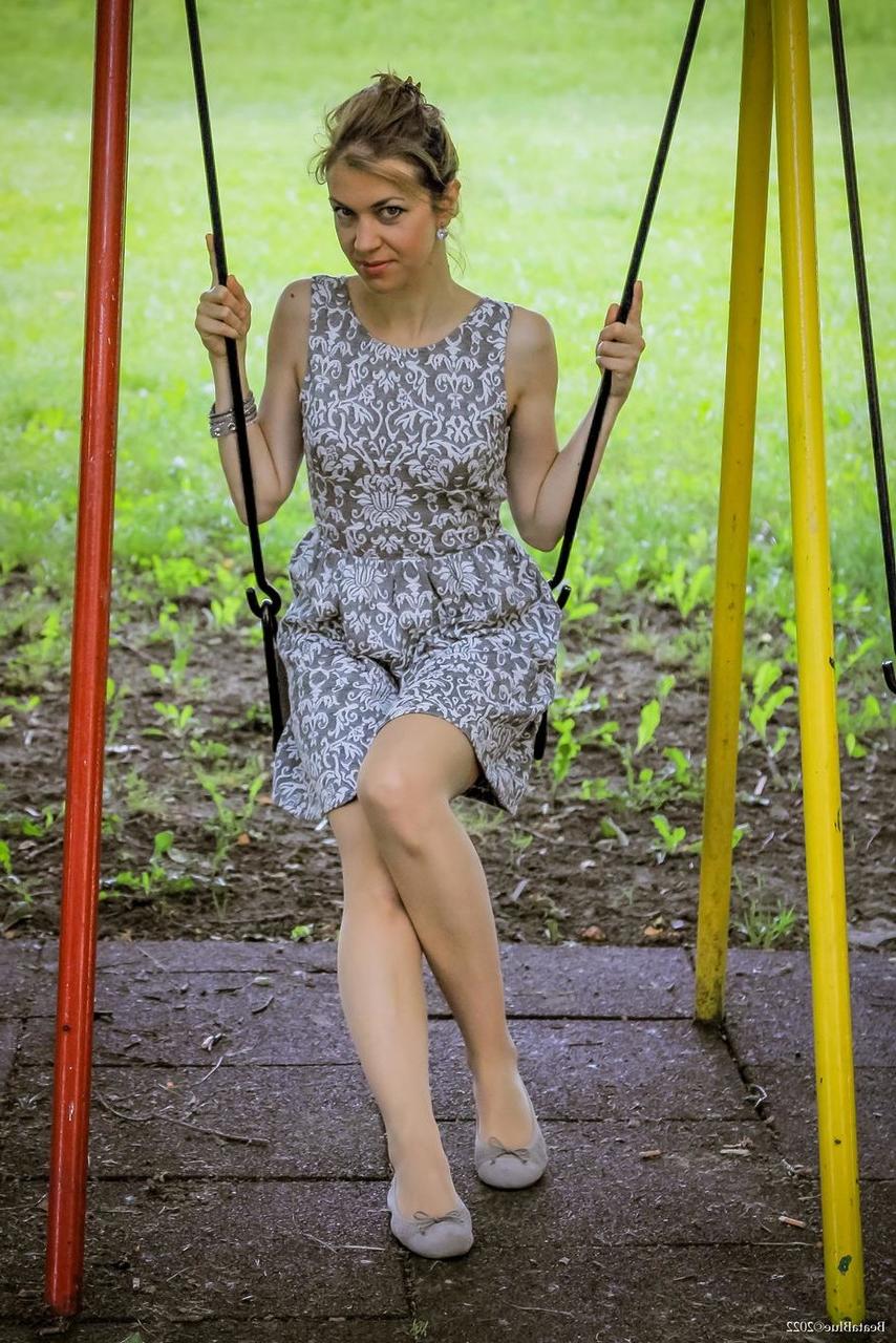 20P Gata amadora gostosa mostrando a calcinha e as meias no parque