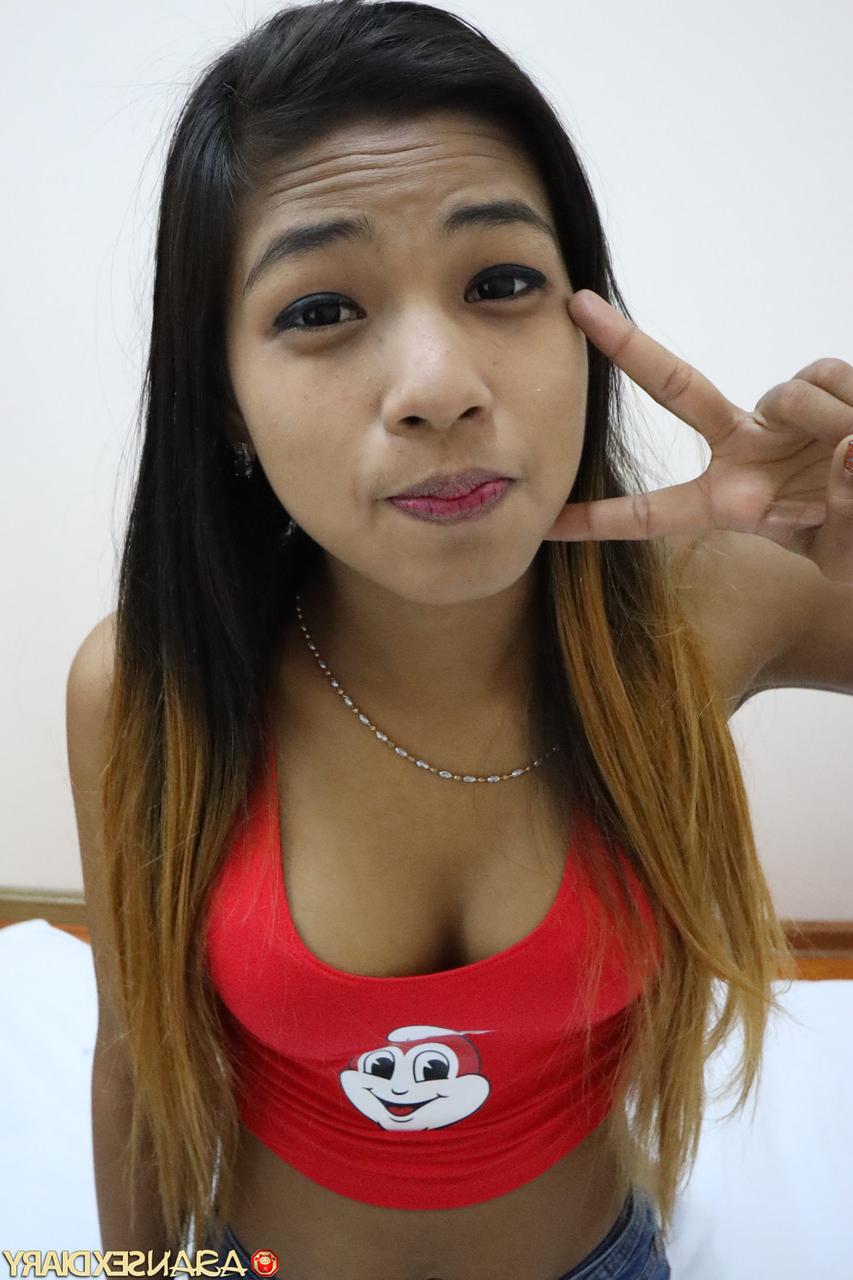 20P Die sexy, dünne asiatische Teenagerin Crystel B entblößt ihren heißen Körper und wird gebumst
