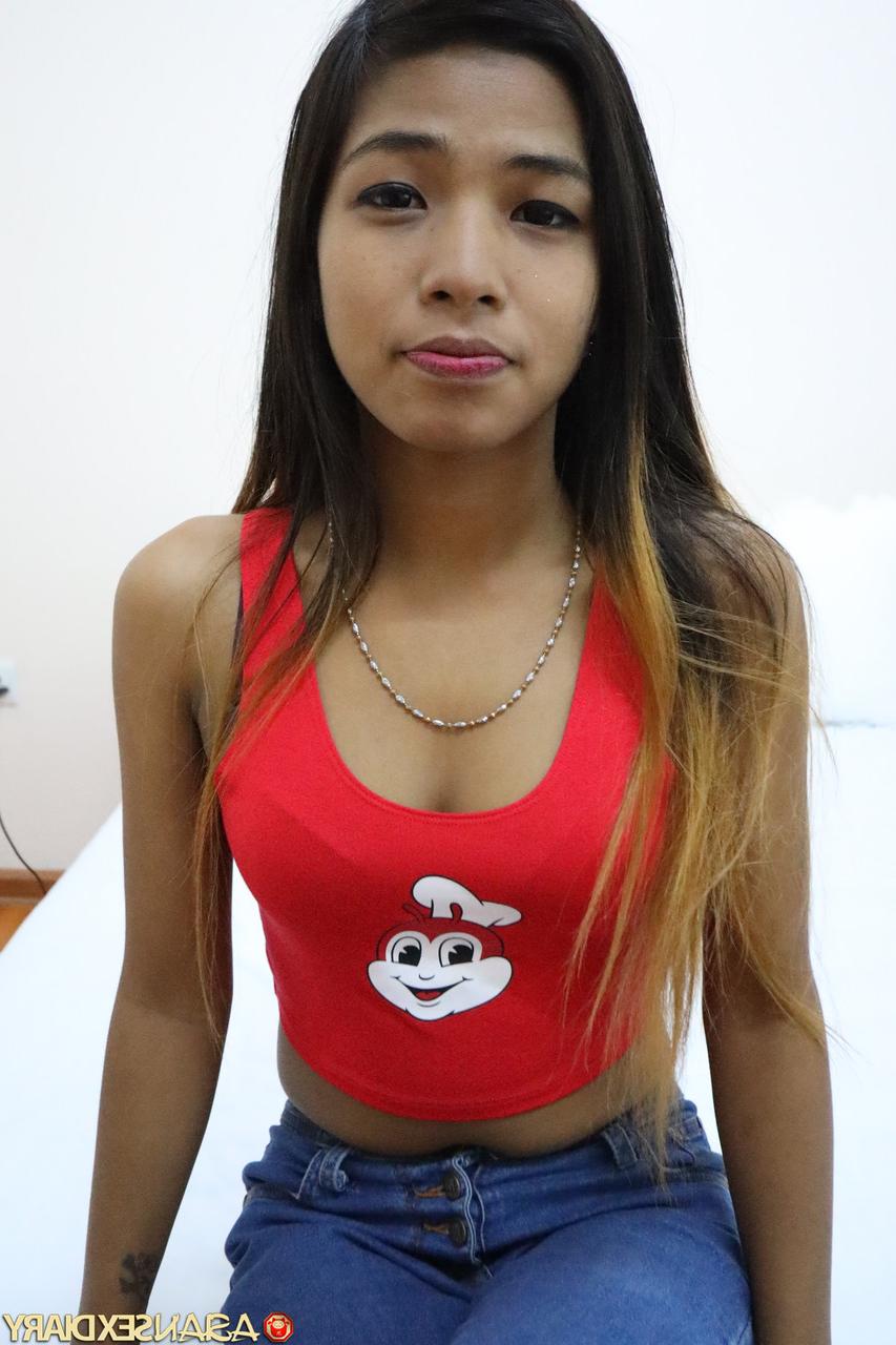 20P Die sexy, dünne asiatische Teenagerin Crystel B entblößt ihren heißen Körper und wird gebumst