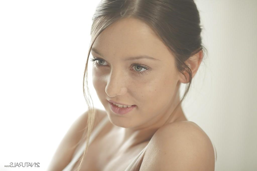 16P Foxy Di enthüllt ihren Pornostararsch und ihre natürlichen kleinen Titten