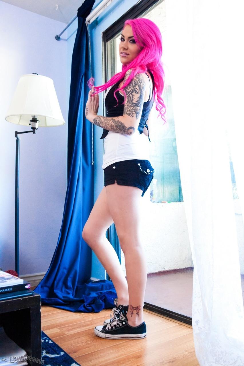 15P Rapariga tatuada com cabelo rosa Karmen Karma masturba-se a solo