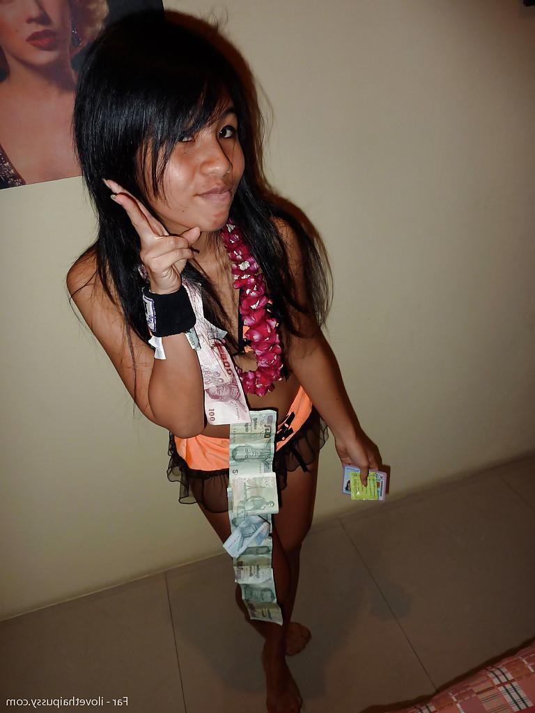 12P Petite Thai bar girl exibindo sua buceta raspada por dinheiro