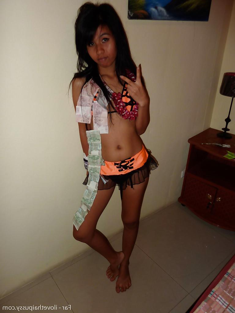 12P Petite Thai bar girl exibindo sua buceta raspada por dinheiro