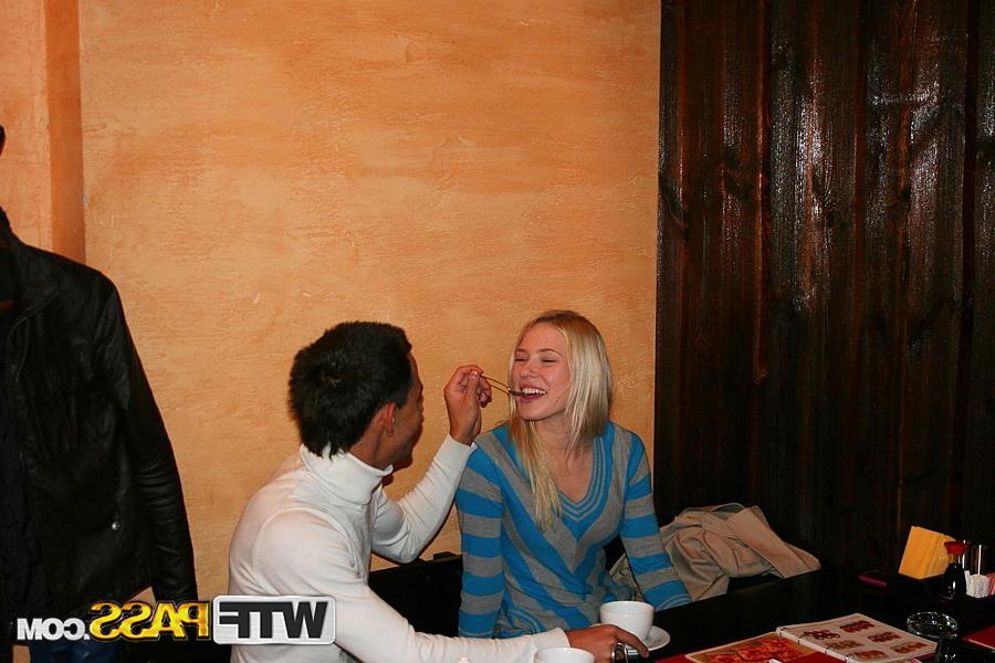 16P A loira Iry faz sexo com dois meninos negros após uma cerimônia do chá