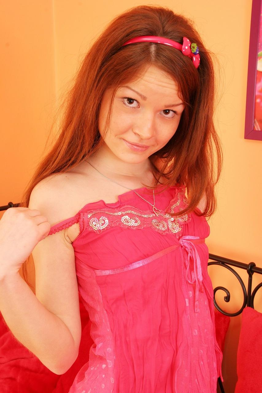 20P La joven pelirroja Naomi pierde su vestido y juega con su chocho con un juguete rosa