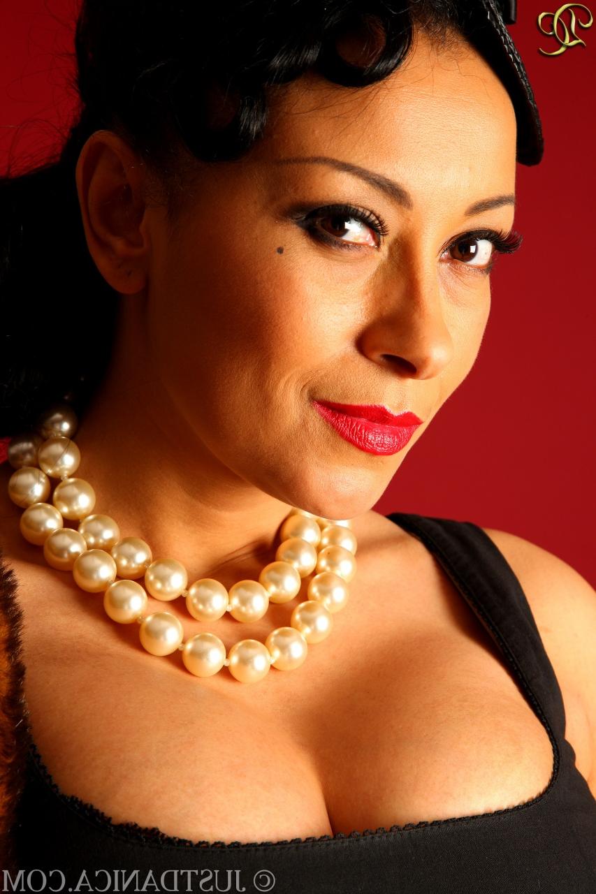 14P A senhora negra Danica Collins descobre seus peitos grandes em luvas de couro pretas
