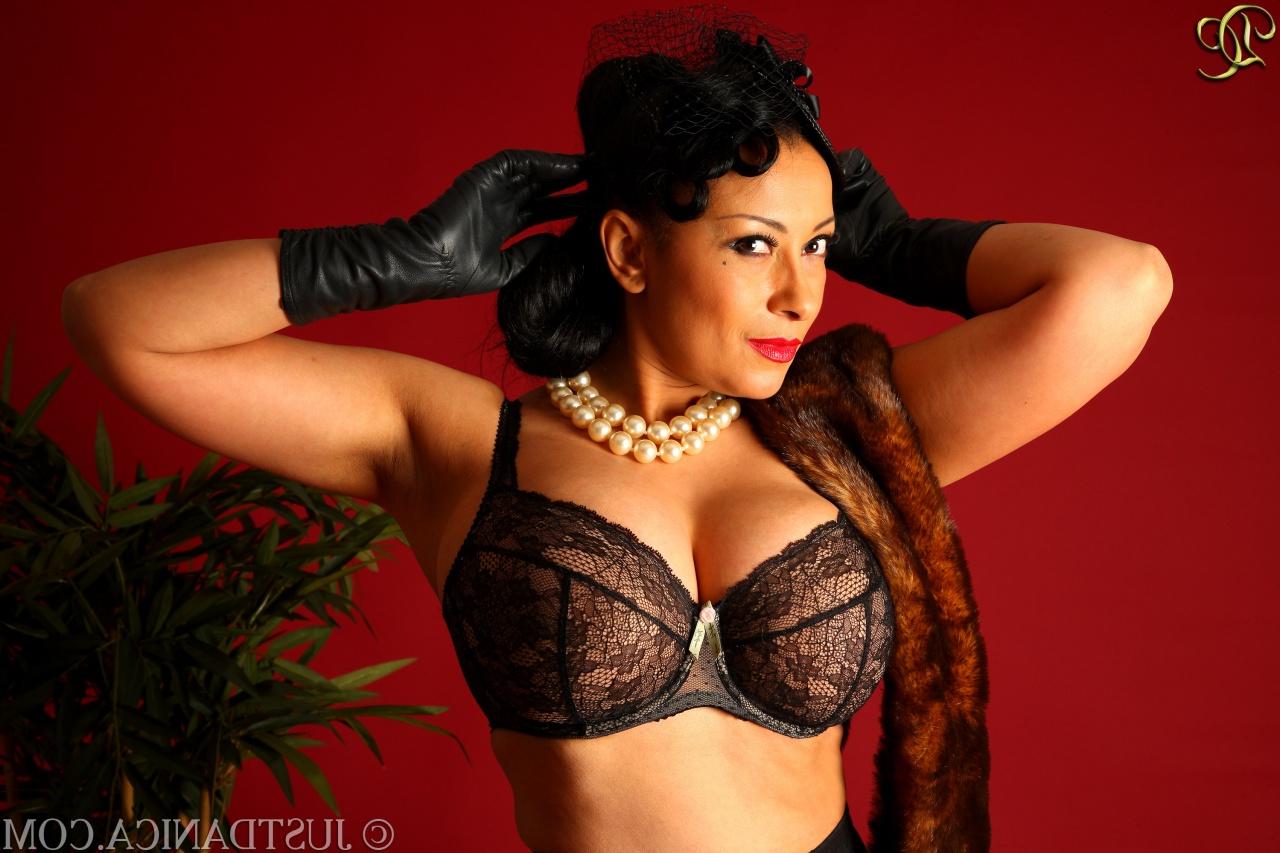 14P A senhora negra Danica Collins descobre seus peitos grandes em luvas de couro pretas