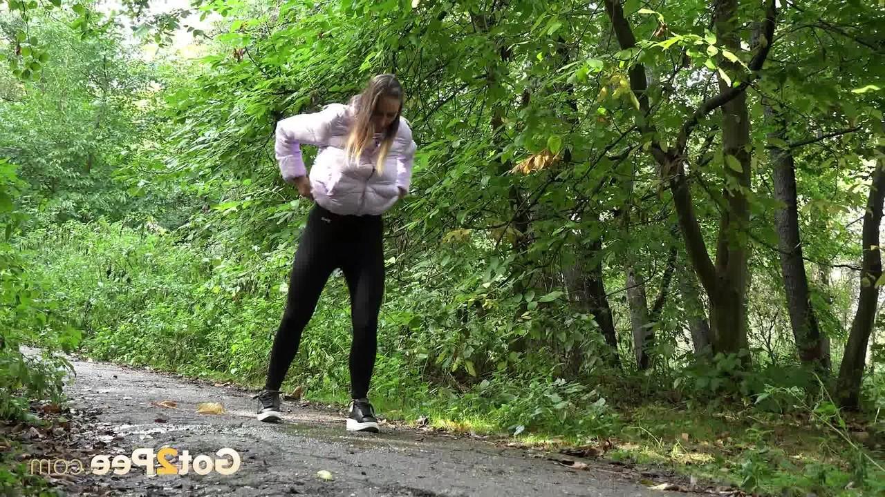 15P A linda Naomi Benet é pega com as calças abaixadas enquanto mija