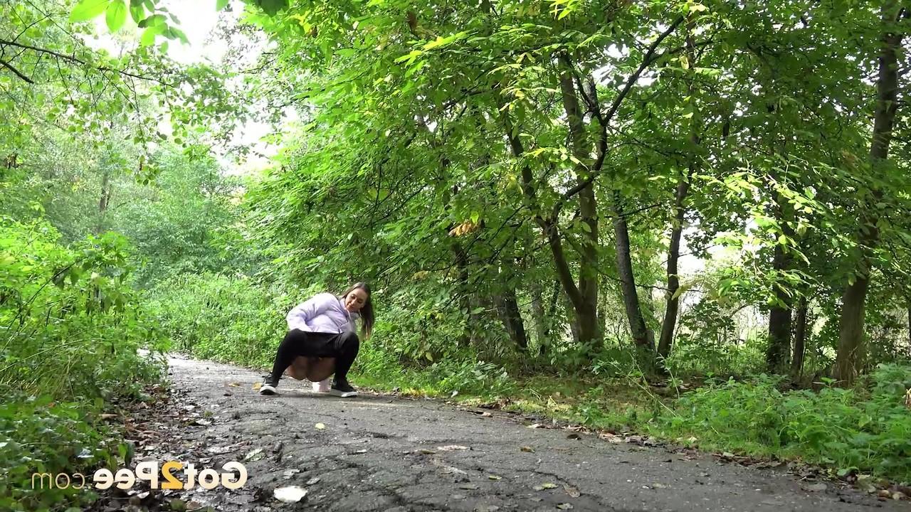 15P A linda Naomi Benet é pega com as calças abaixadas enquanto mija