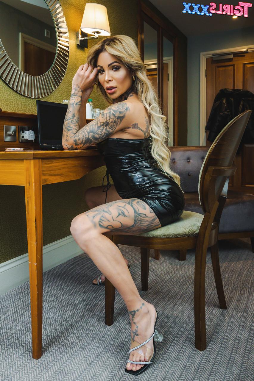 16P A travesti latina com tinta Vanessa Jhons abre suas nádegas grandes e mostra seu pau