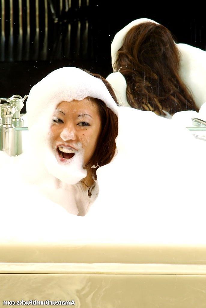 20P La bella amateur Ayako Tamura se afeita enjabonada en la bañera