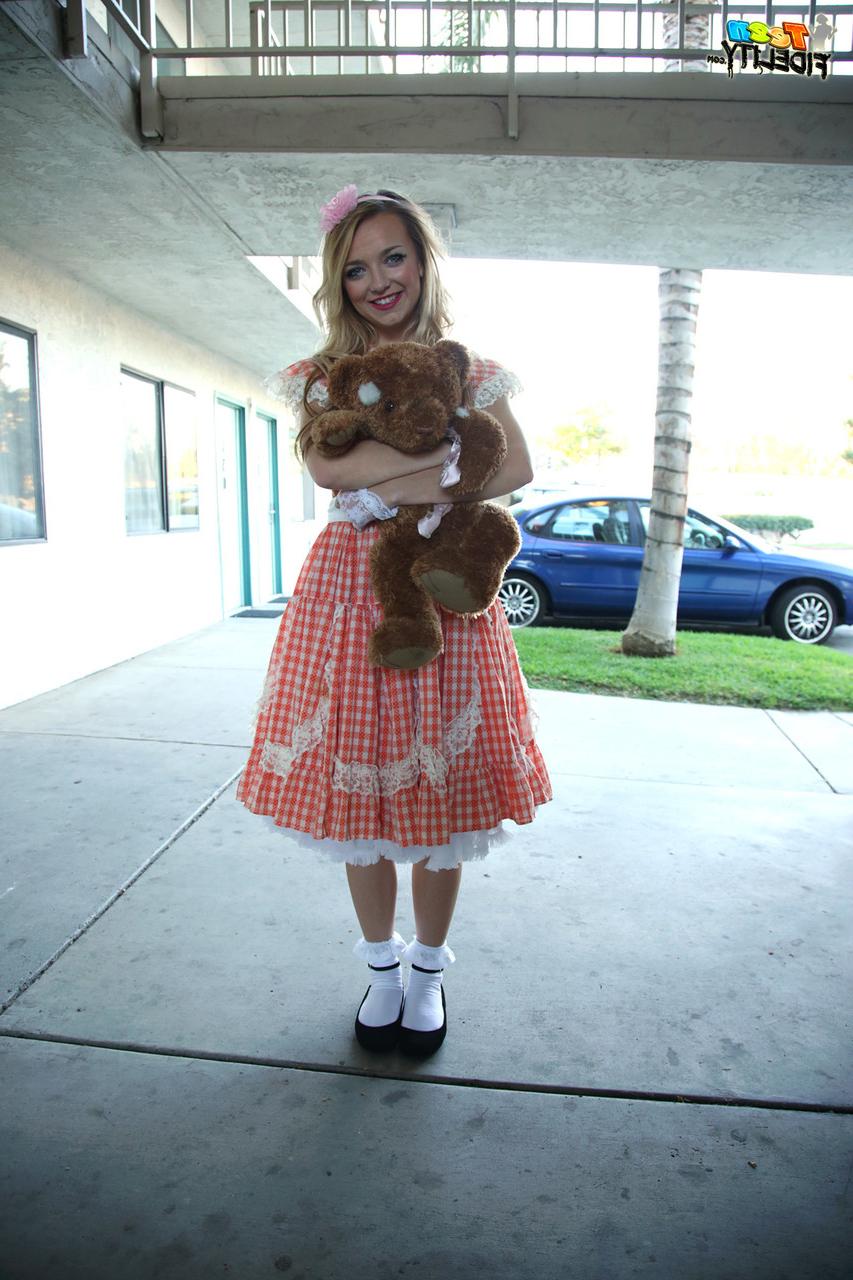 16P Carmen Callaway, jeune fille blonde, pose non nue avec un jouet en peluche.