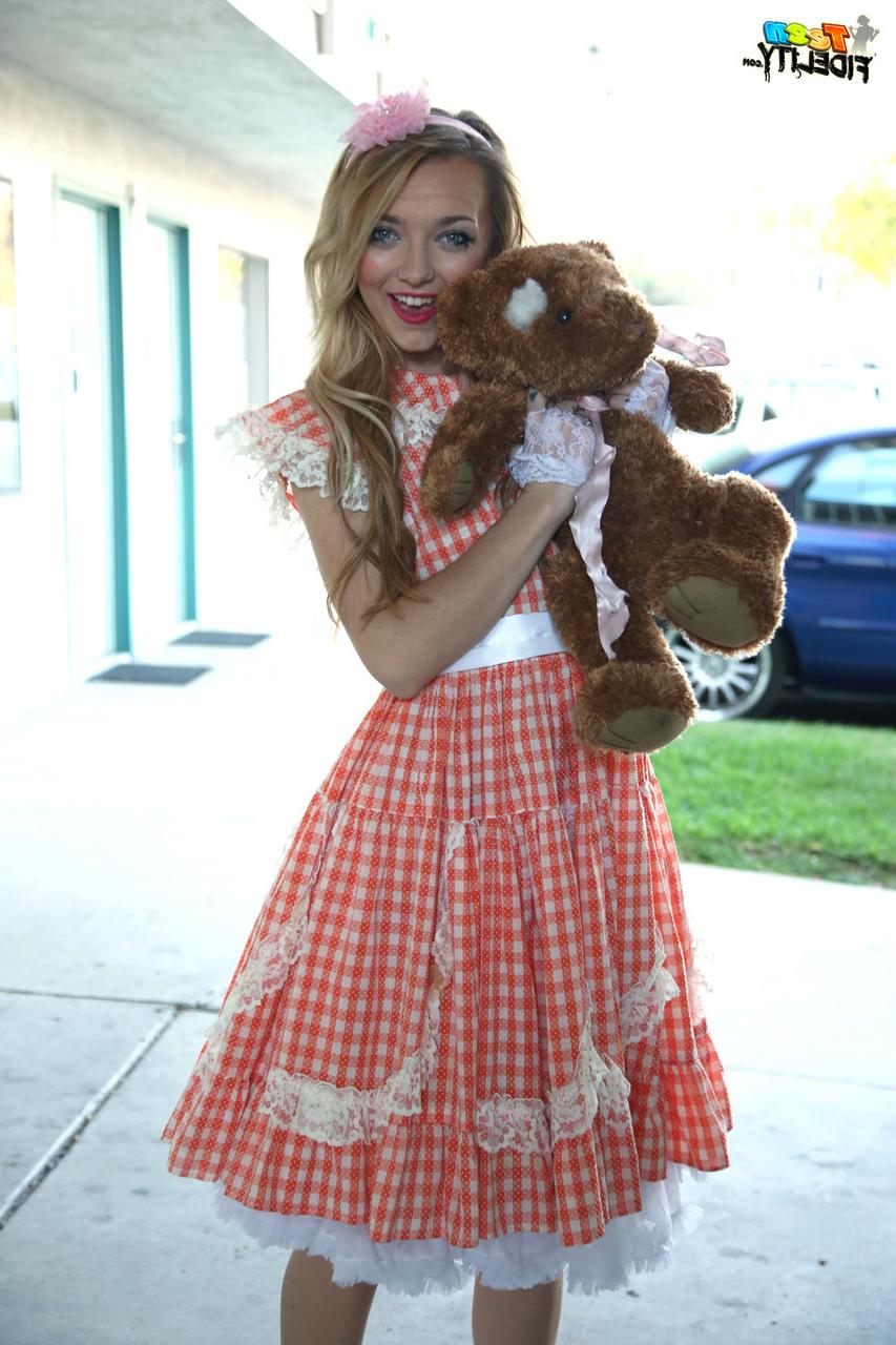 16P Carmen Callaway, jeune fille blonde, pose non nue avec un jouet en peluche.