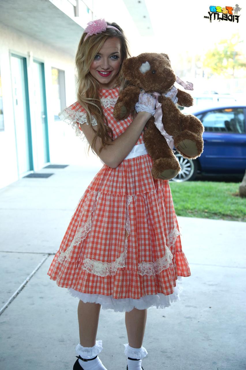 16P Carmen Callaway, jeune fille blonde, pose non nue avec un jouet en peluche.