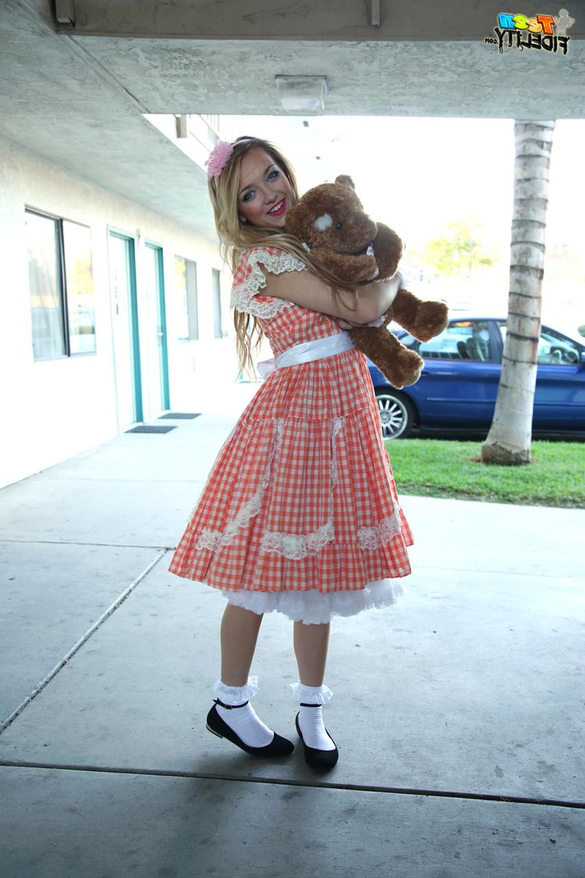 16P Carmen Callaway, jeune fille blonde, pose non nue avec un jouet en peluche.