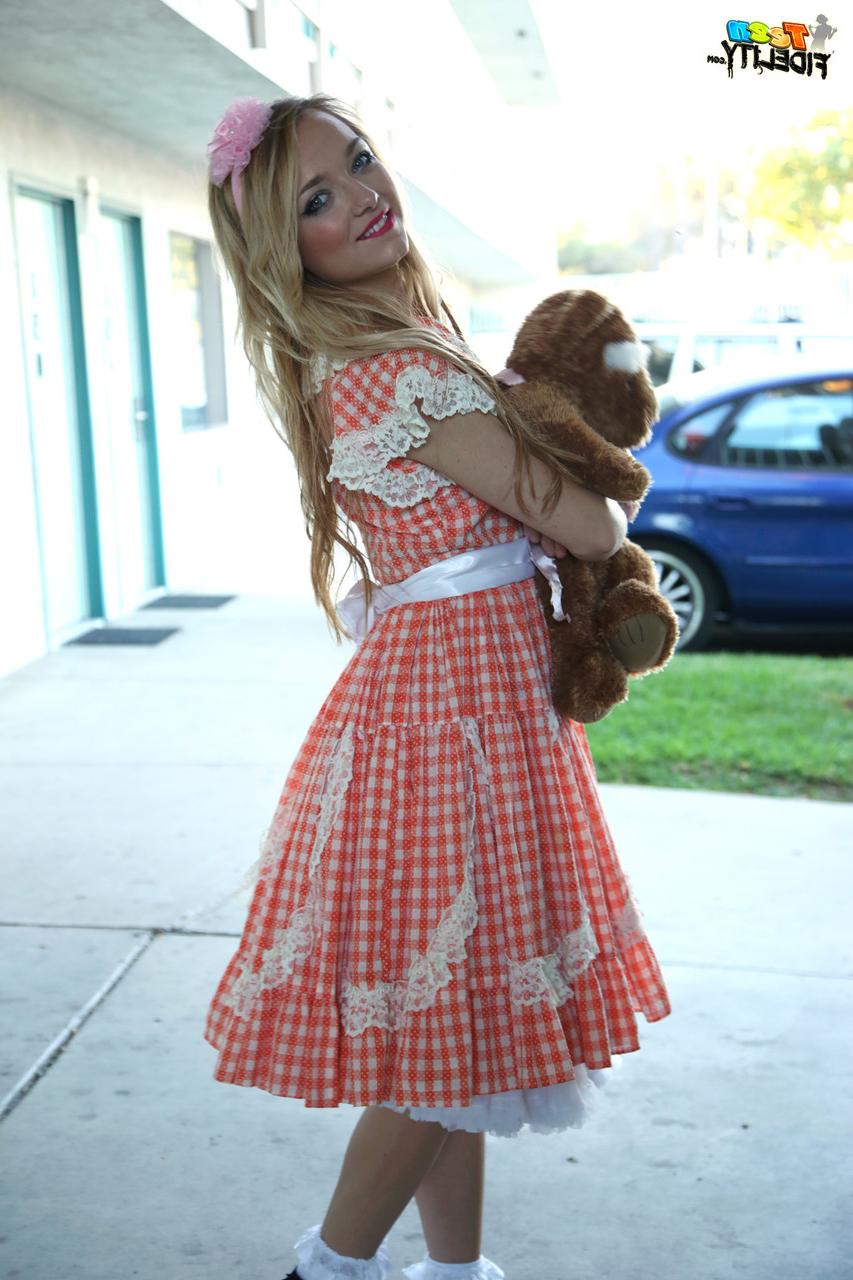 16P Carmen Callaway, jeune fille blonde, pose non nue avec un jouet en peluche.