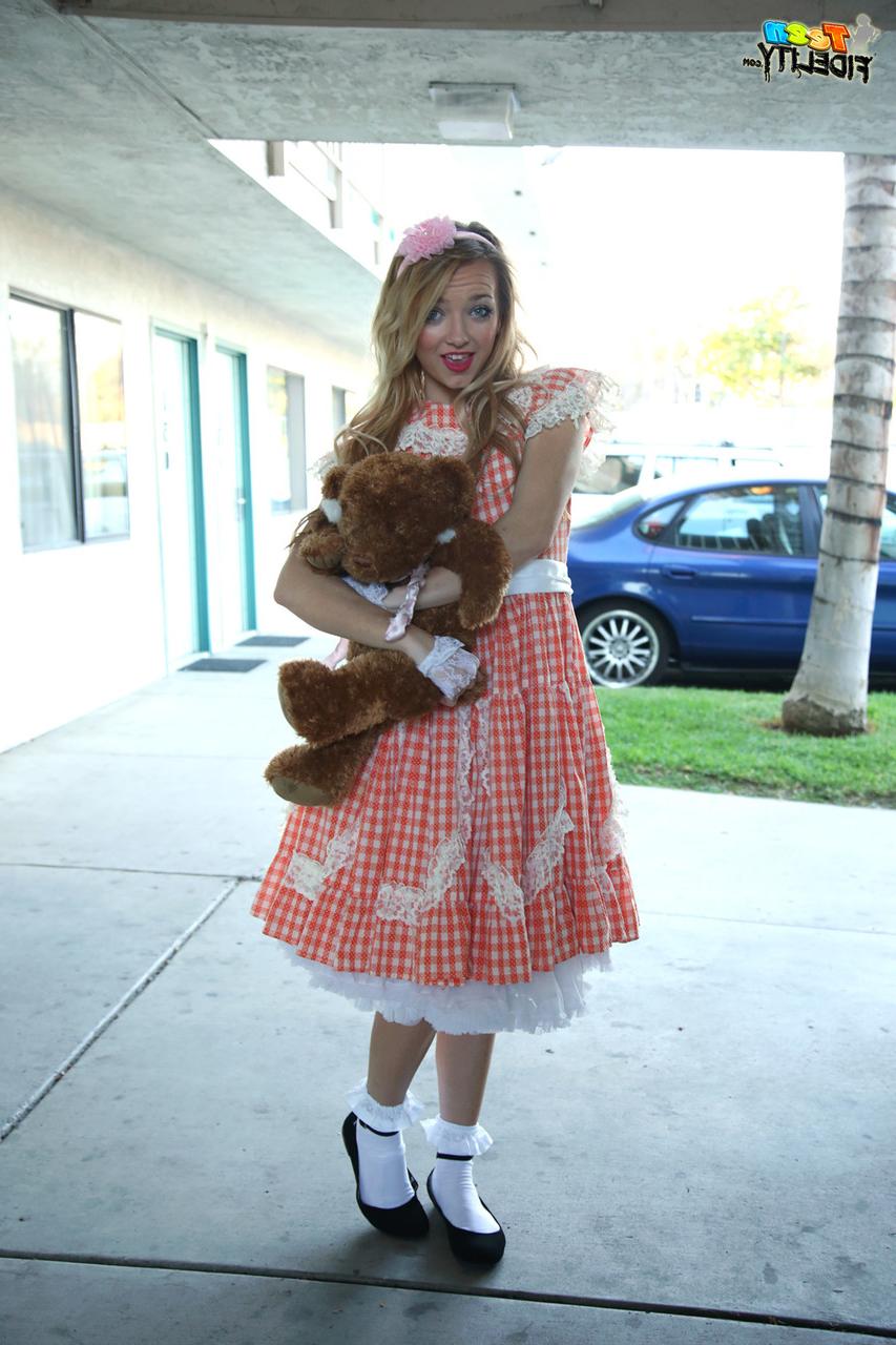 16P Carmen Callaway, jeune fille blonde, pose non nue avec un jouet en peluche.