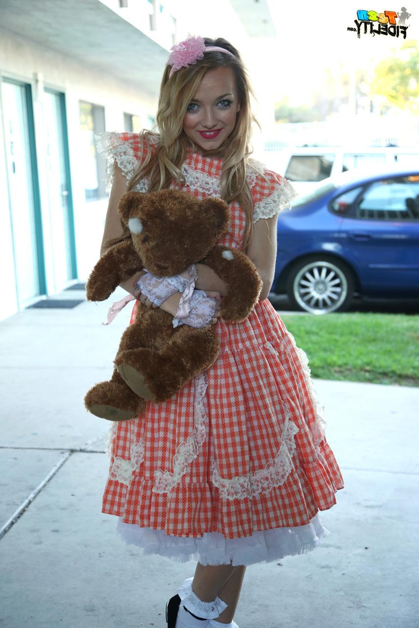 16P Carmen Callaway, jeune fille blonde, pose non nue avec un jouet en peluche.
