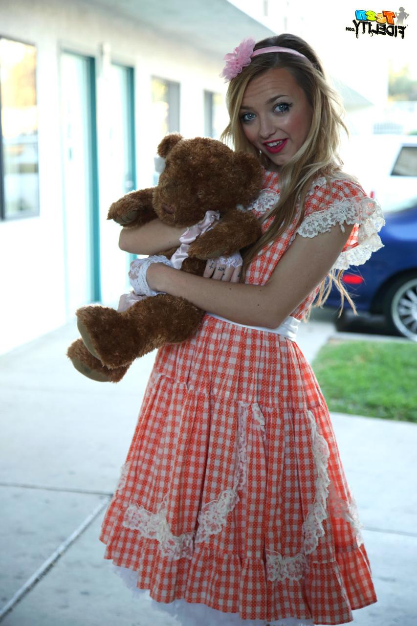 16P Carmen Callaway, jeune fille blonde, pose non nue avec un jouet en peluche.