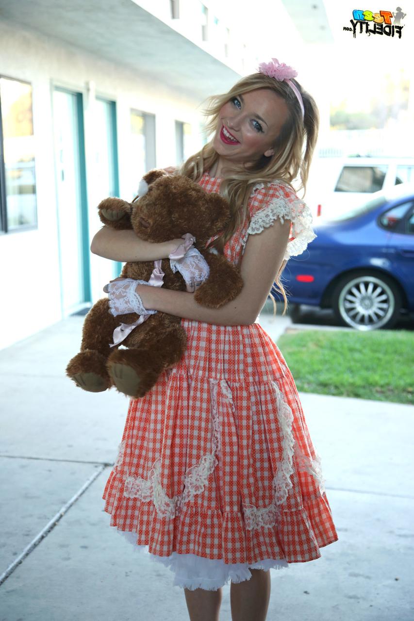 16P Carmen Callaway, jeune fille blonde, pose non nue avec un jouet en peluche.