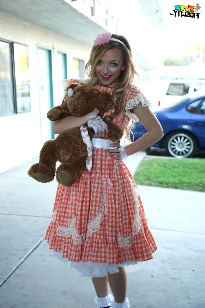 16P Carmen Callaway, jeune fille blonde, pose non nue avec un jouet en peluche.