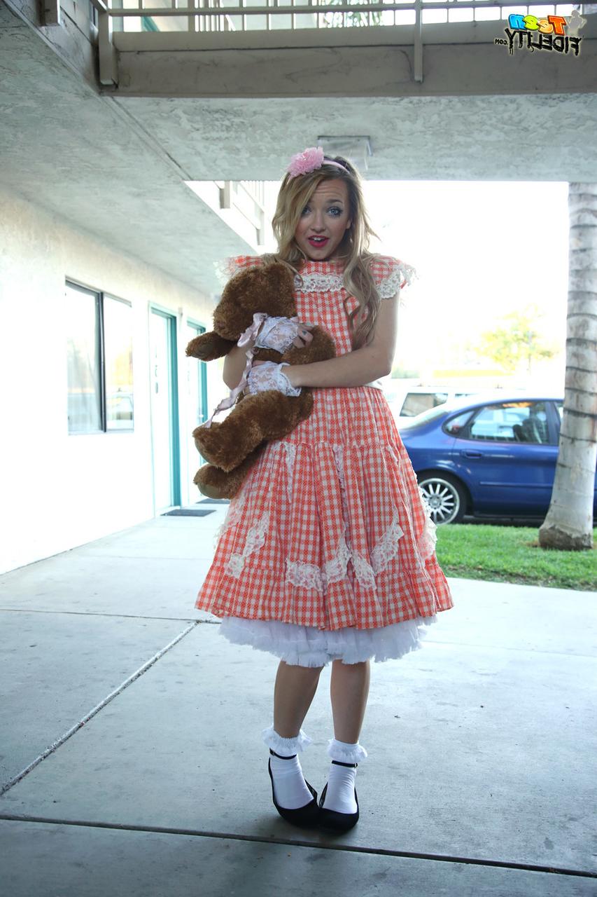 16P Carmen Callaway, jeune fille blonde, pose non nue avec un jouet en peluche.
