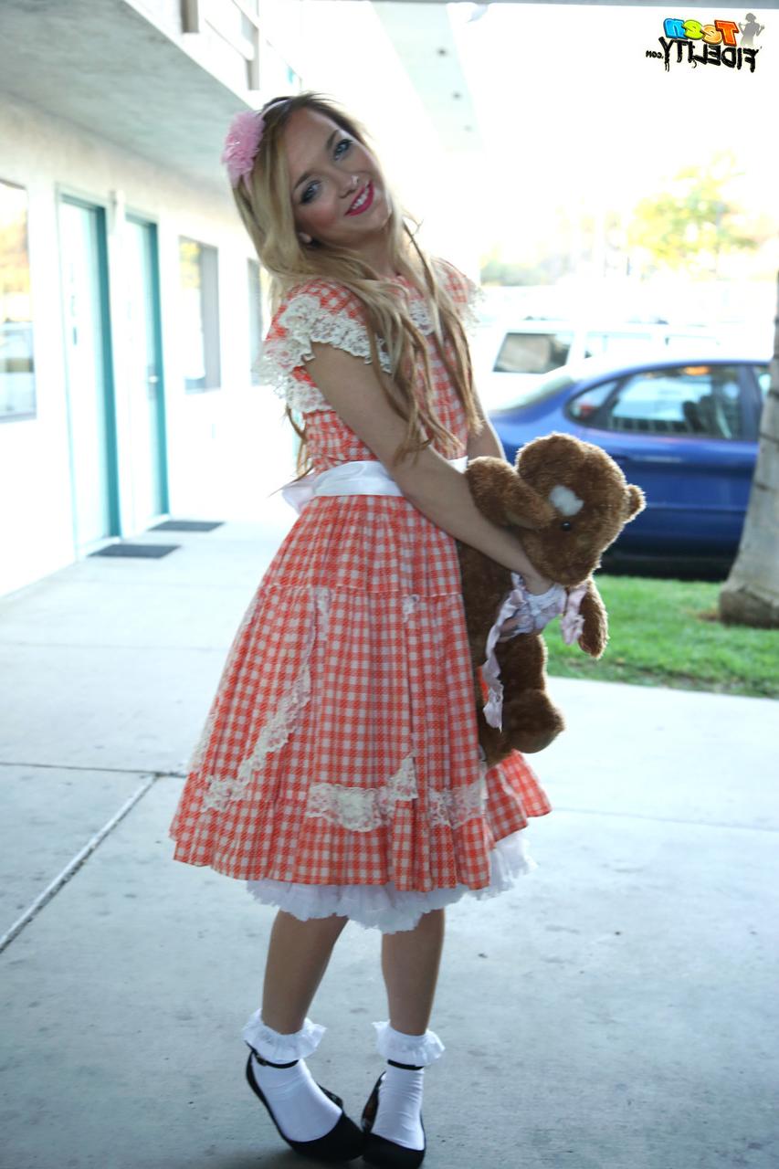 16P Carmen Callaway, jeune fille blonde, pose non nue avec un jouet en peluche.