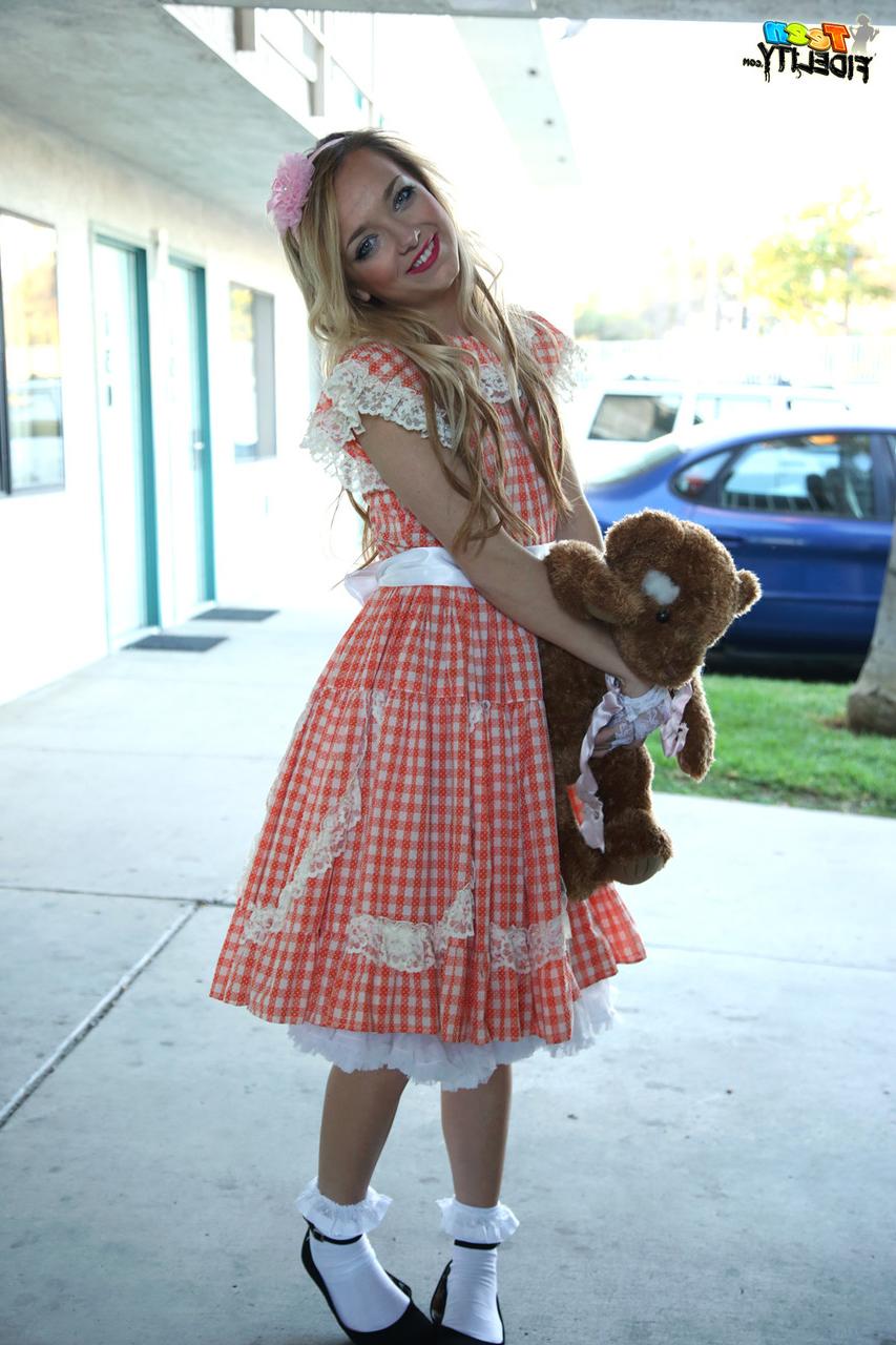 16P Carmen Callaway, jeune fille blonde, pose non nue avec un jouet en peluche.