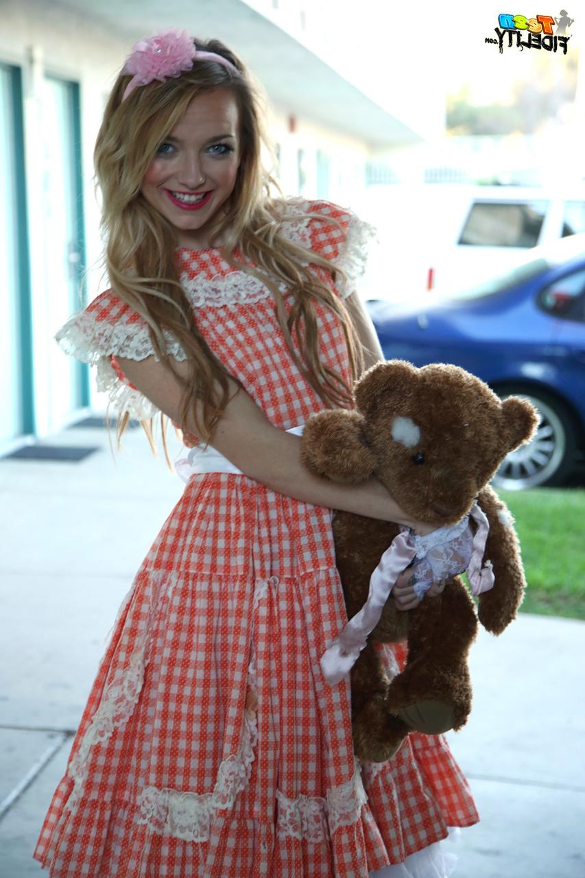 16P Carmen Callaway, jeune fille blonde, pose non nue avec un jouet en peluche.