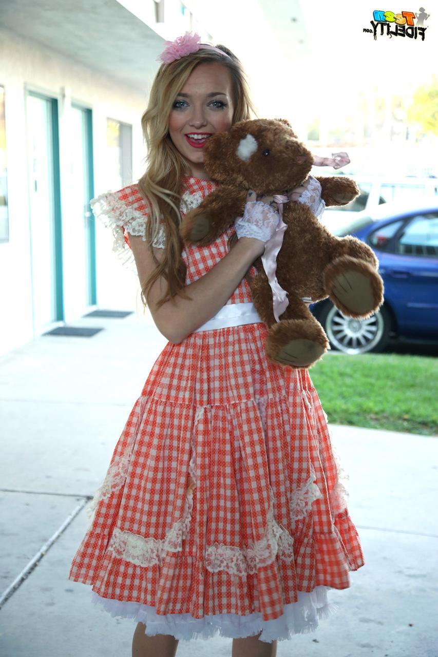 16P Carmen Callaway, jeune fille blonde, pose non nue avec un jouet en peluche.