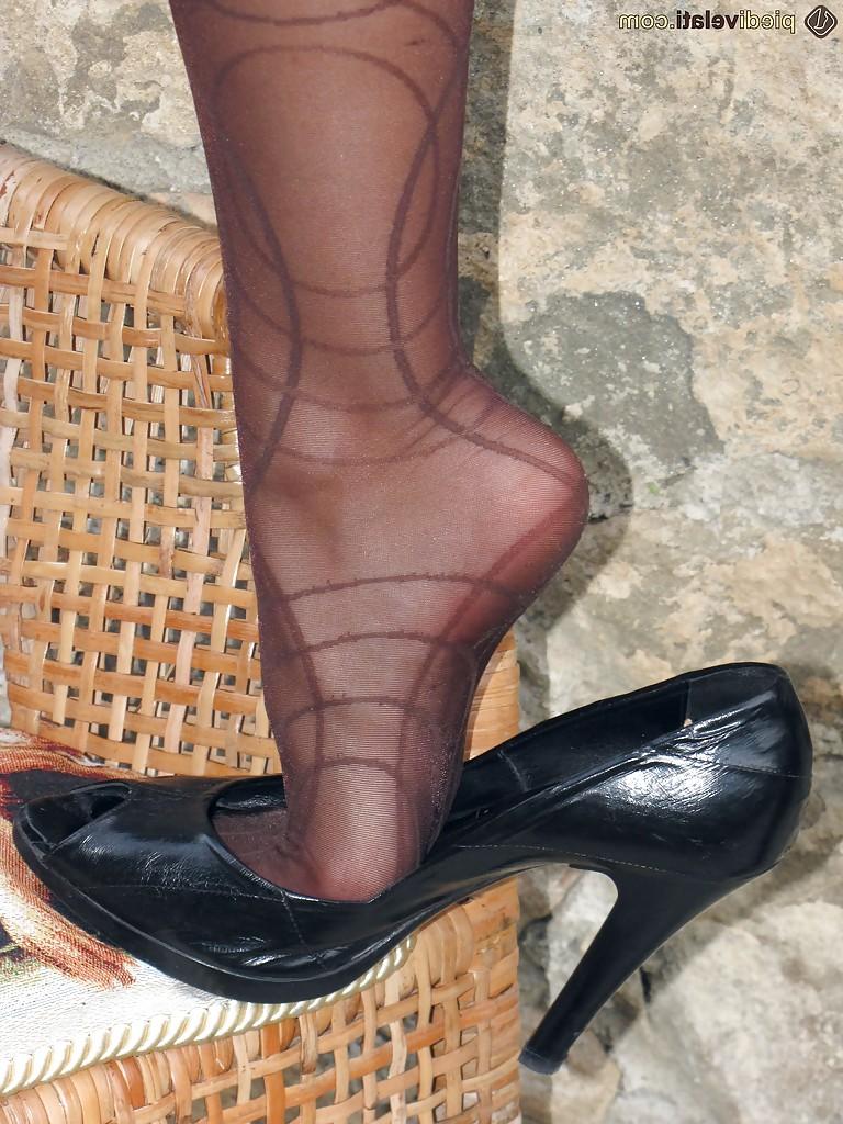 16P La linda morena amante del fetiche de pies Barbara tiene sus pantimedias puestas