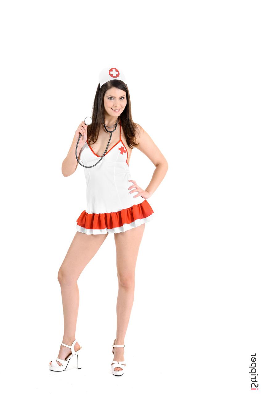 15P La bella enfermera Ulysse se quita el uniforme para desnudarse con tacones blancos