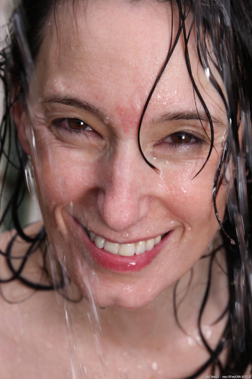 20P La MILF coquine Celeste Carpenter se montre nue dans un jeu d'eau en plein air en solo.