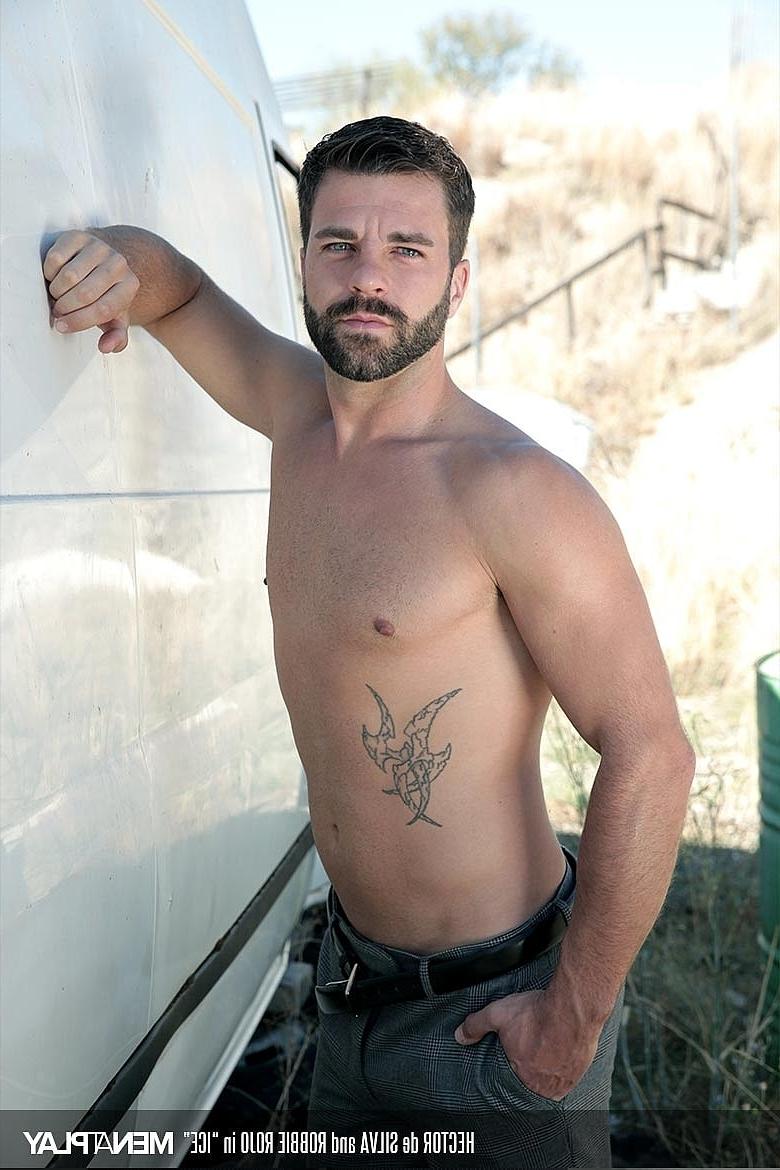 18P Les Latinos gays coquins Hector de Silva et Robbie Rojo baisent habillés en plein air