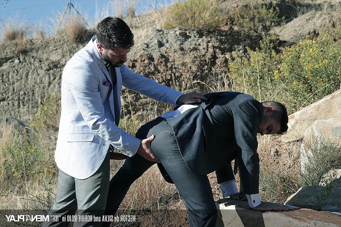 18P Les Latinos gays coquins Hector de Silva et Robbie Rojo baisent habillés en plein air