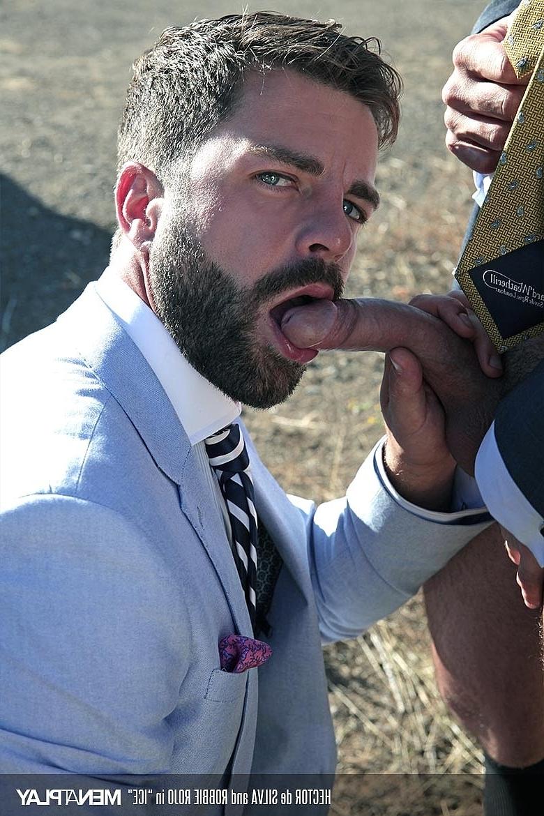 18P Les Latinos gays coquins Hector de Silva et Robbie Rojo baisent habillés en plein air