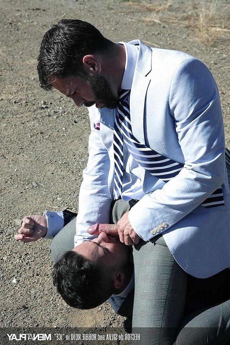 18P Les Latinos gays coquins Hector de Silva et Robbie Rojo baisent habillés en plein air