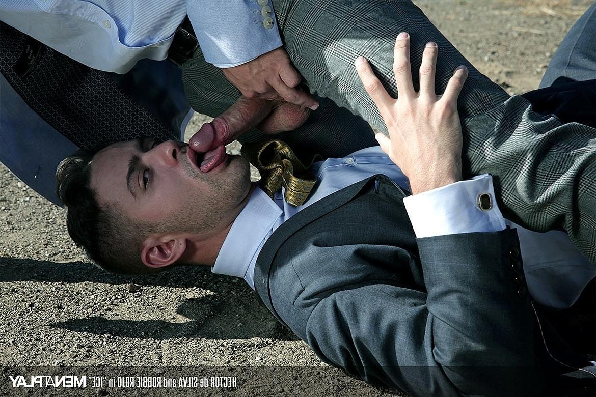 18P Les Latinos gays coquins Hector de Silva et Robbie Rojo baisent habillés en plein air
