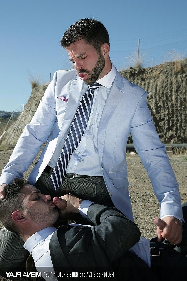 18P Les Latinos gays coquins Hector de Silva et Robbie Rojo baisent habillés en plein air