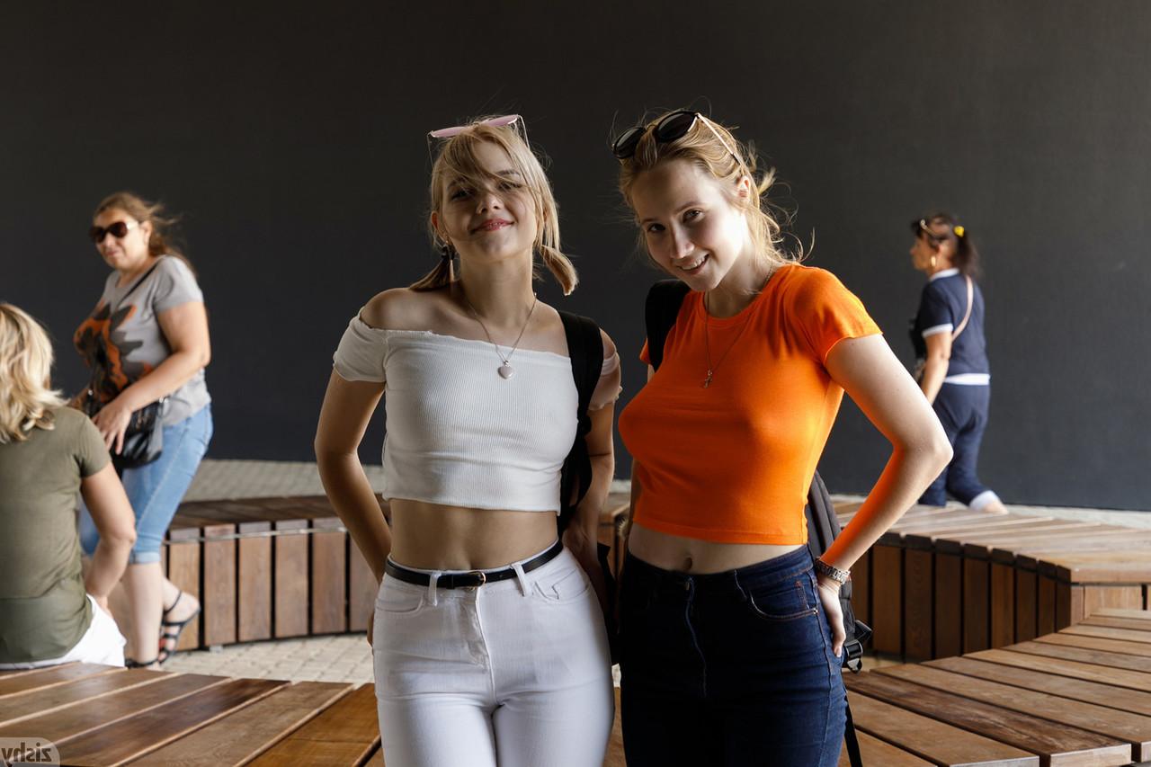 12P Die Amateur-Schönheiten Diana Sedova und Victoria Minina zeigen in der Öffentlichkeit ihre Titten